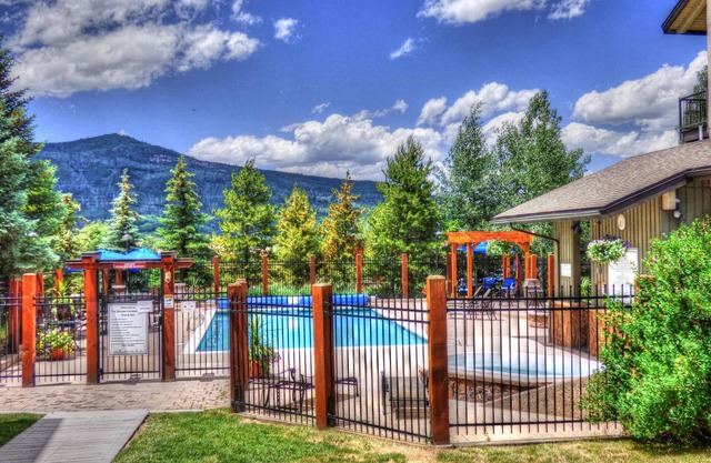 2 Level Unit w/Pool Hot Tubs Private Deck