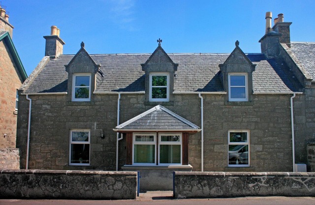 2 LINKS PLACE, family friendly, country holiday cottage in Nairn