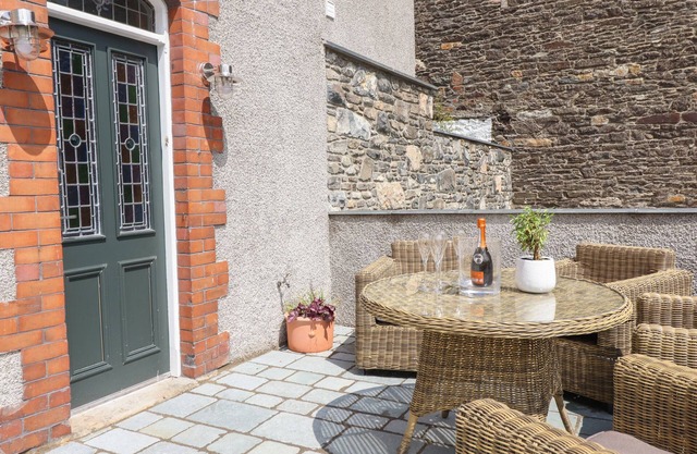 2 LLEWELYN STREET, pet friendly, luxury holiday cottage in Conwy