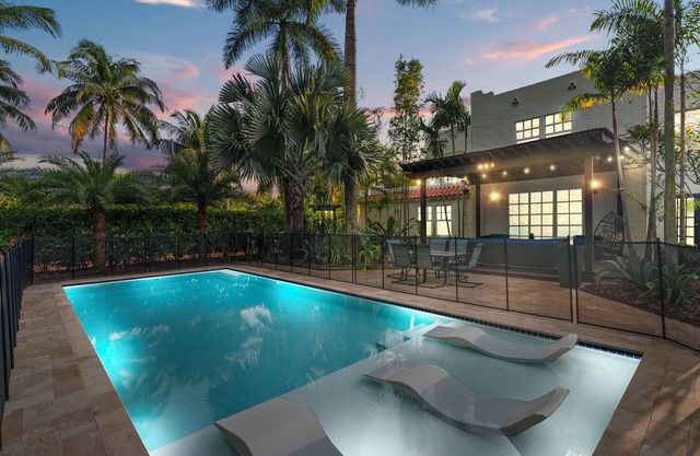 2 Mansions! HTD Pool, Hot tub, Sleeps 22, Fire Pit