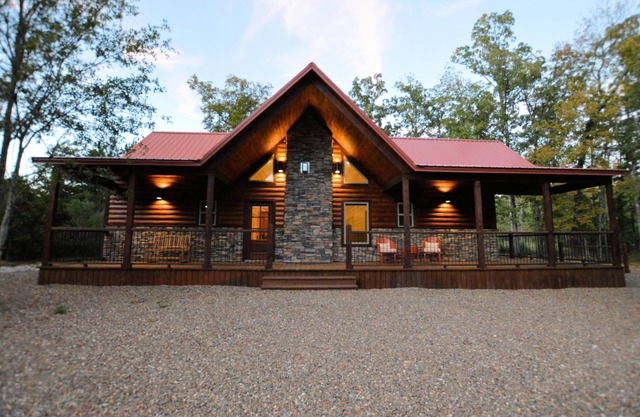 2 Master Suites W/king Beds. Hot tub, and Fireplace A Luxury Cabin