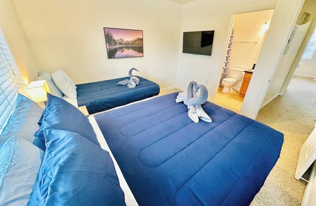 2 Masters, 3 TVs, Sleeps 7/A9