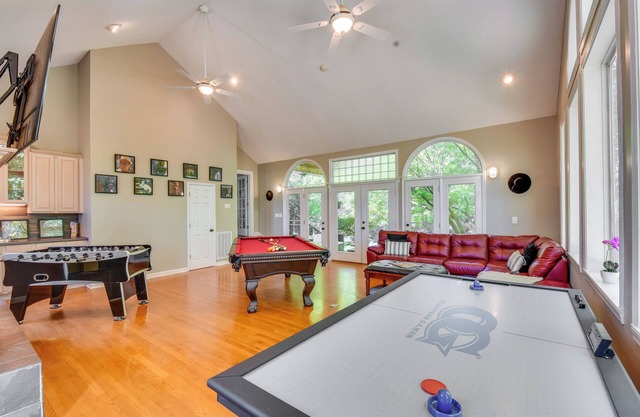 2 Mi to Clemson: Central Villa w/Deck, Near Lakes