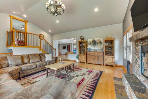2 Mi to Downtown Home with Hot Tub in Estes Park!