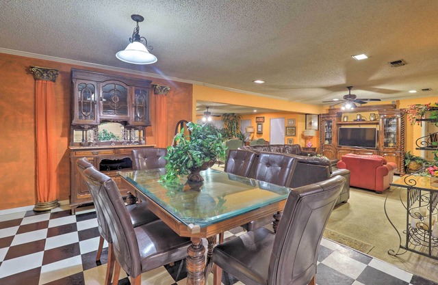 2 Mi to Lake Arlington: Spacious Escape w/Deck