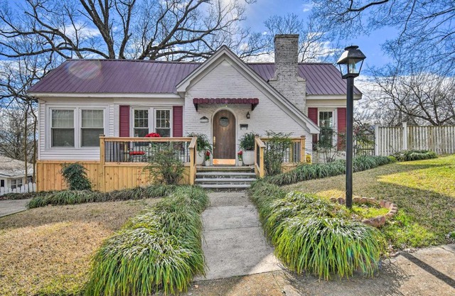 2 Mi to Oaklawn Casino Home with Peaceful Yard!
