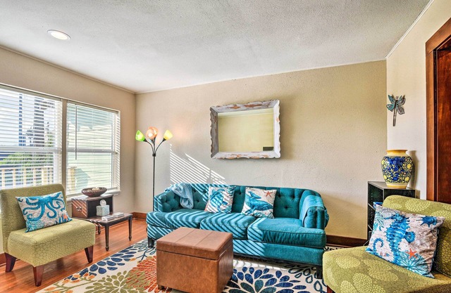 2 Mi to Pier: Colorful Cottage in Galveston!