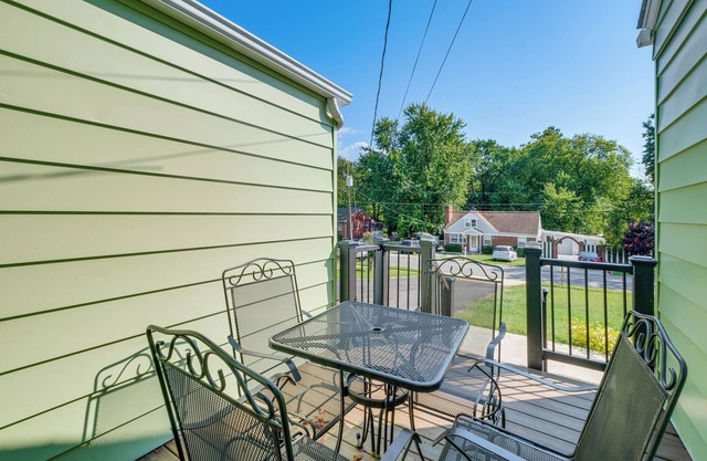 2 Mi to Potomac Mills: Modern Home in Woodbridge