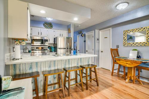 2 Mi to Silver Dollar City Cozy Condo with Balcony!