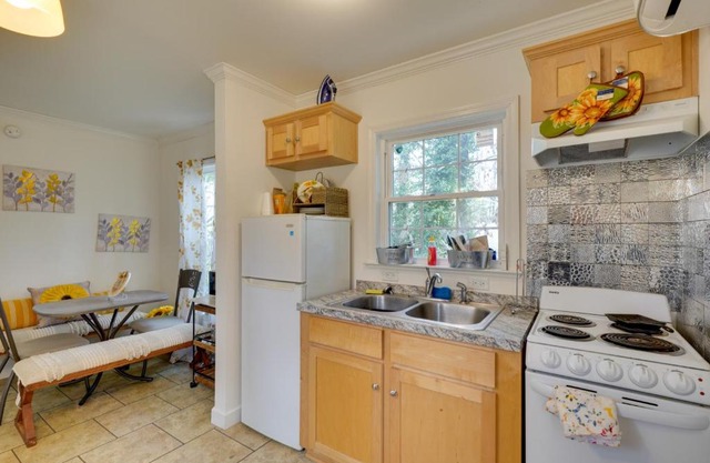 2 Mi to South Boston Speedway Cozy Tiny Home!