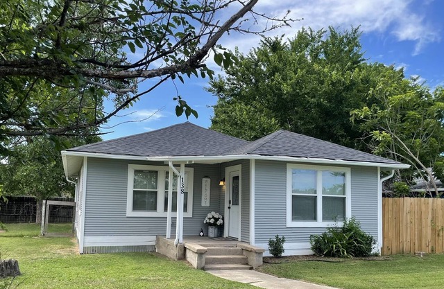 2 miles from Welch Park boat ramp and park!Close to grocery store and restaurant