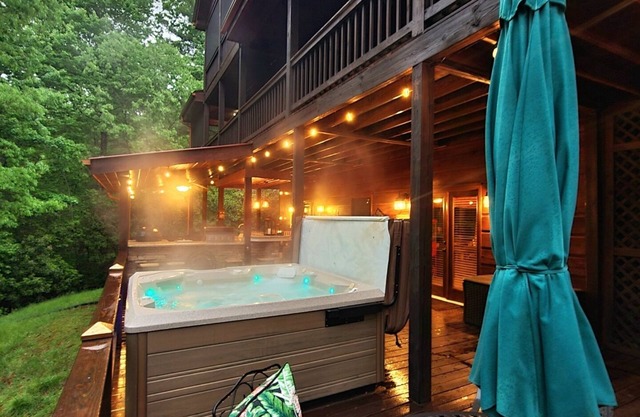 2 miles to the river! 3 levels, HOT TUB,OUTDOOR KITCHEN, lots of space, kid loft