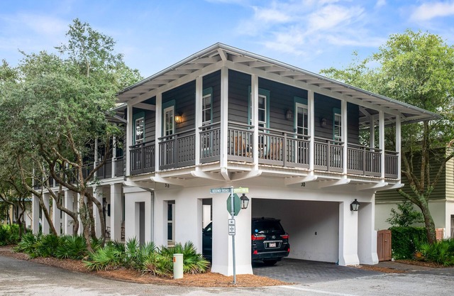 2 Min to Beach, Heated Pool + Rosemary Town Square! Carriage House South of 30A
