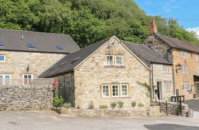 2 MINERS ARMS COTTAGES, pet friendly, with a garden in Wirksworth