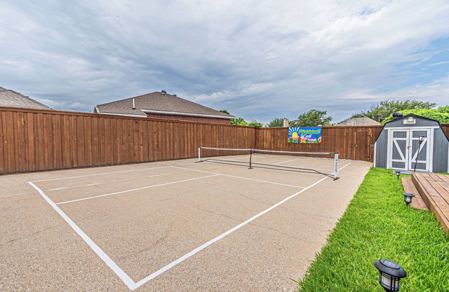 2 minutes from lake, Pickleball, Hot Tub, Pool table!