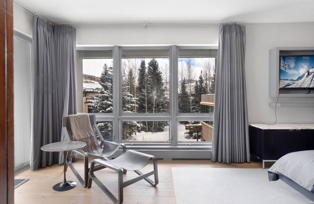 2 minutes to skiing and 5 minutes to golfing. Private Vail home!