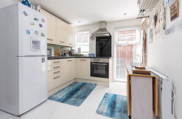 2 Minutes to the Beach and dog-friendly! The Old Wash House Beach Hut
