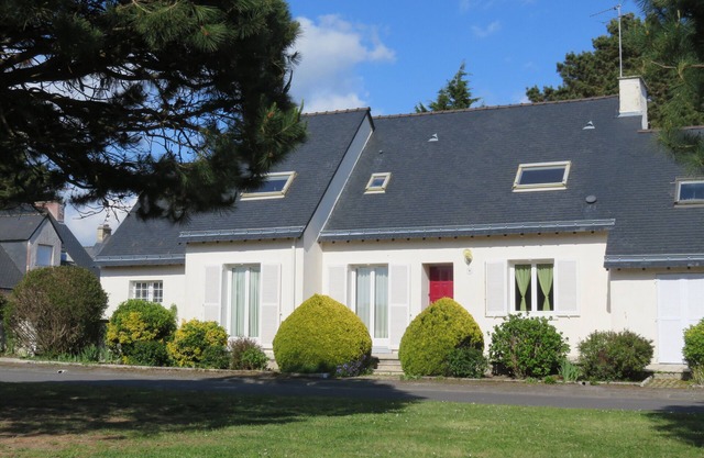 2 minutes walk from the beaches and hiking trails.