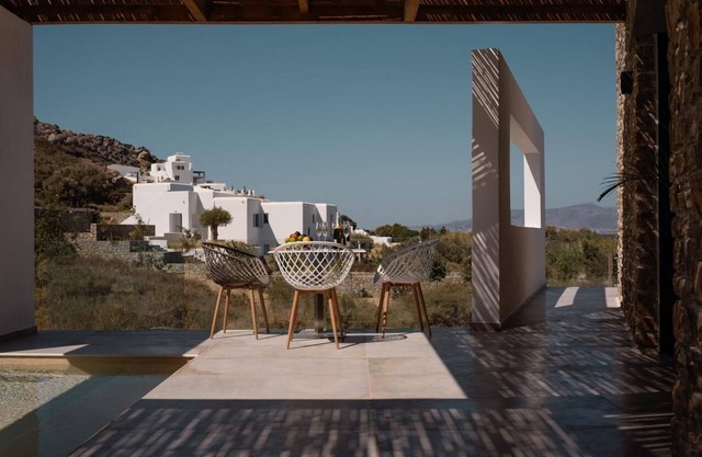2 minutes walk from the Beach, jacuzzi and infinity pool