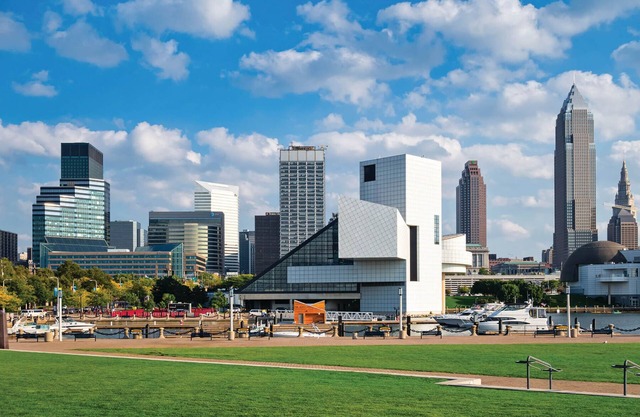 2 Modern Rooms w/Restaurant and Bar in the Heart of Cleveland