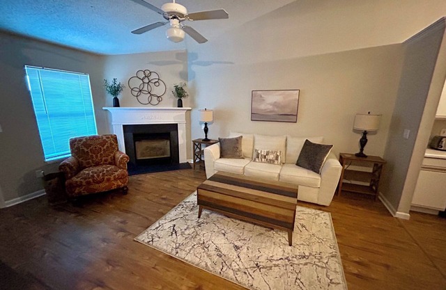 2 or 3 bedroom townhome near Hospital with Private Fenced Back Yard-New To Vrbo
