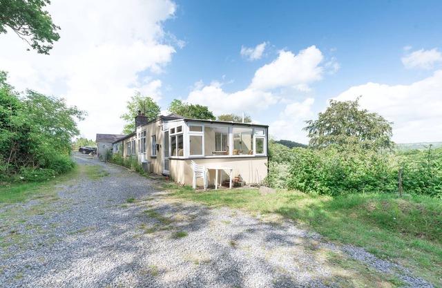 2 PENRHYNBACH, pet friendly, character holiday cottage in Aberaeron