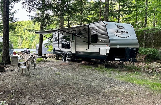 2-Person RV on private lake with WIFI @ Daggett Lake