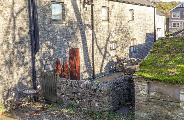 2 Primitive Mews