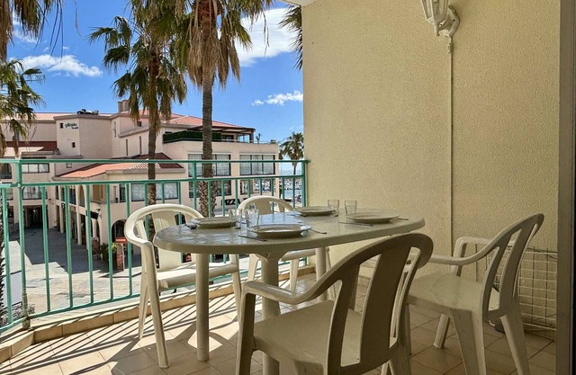 2-room apartment with terrace and parking 150m from the sea