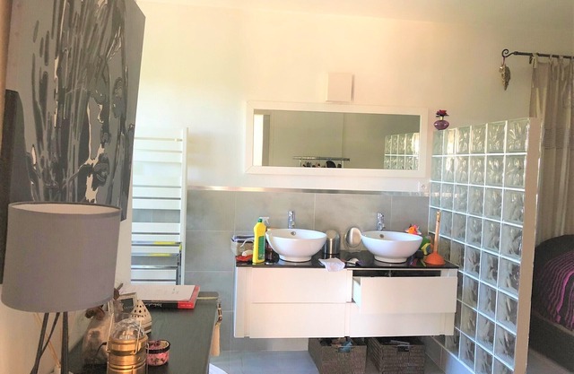 2 room apartment in a quiet area for 4 people, 4 kms from the sea and Cannes