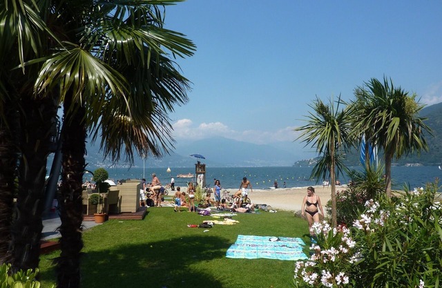 2 room apartment very well maintained, terrace with garden view 100 m from the beach - close to the center