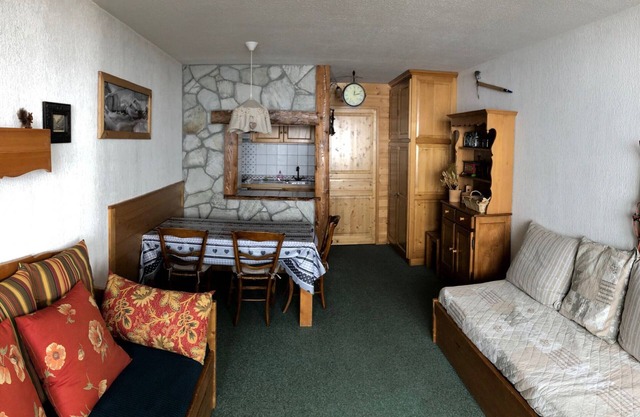 2-Room Apt South/West Facing, Central Location