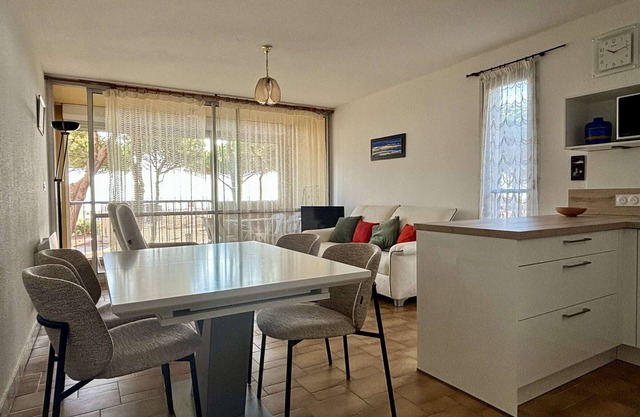2-room/cabin apartment, direct beach access, private parking, loggia, 4 beds