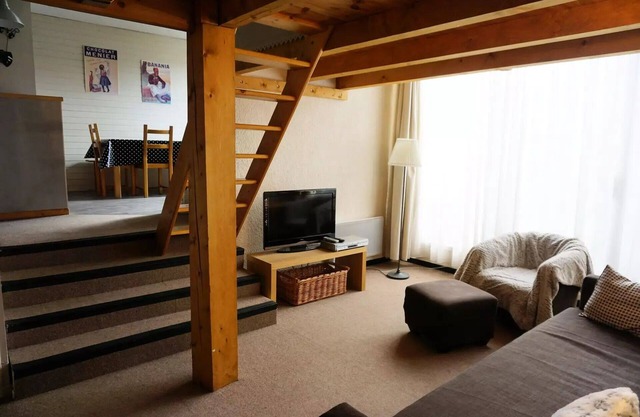 2-room mezzanine sleeps 9