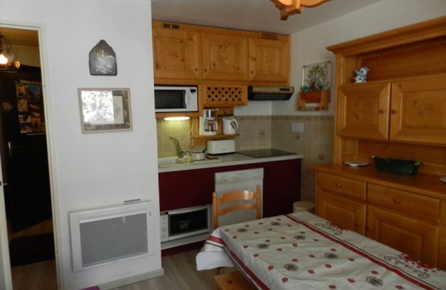 2-Room Ski-In/Ski-Out Apartment with Balcony and Elevator