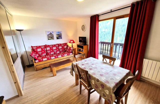 2 rooms +cabin 6/8 people resort center 42m², France