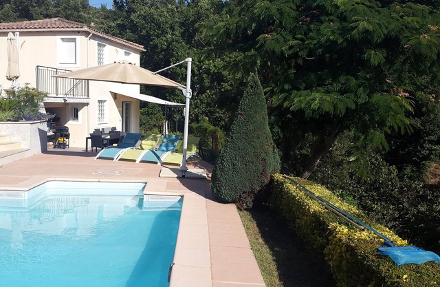 2 rooms comfortable in independent building with pool and garden