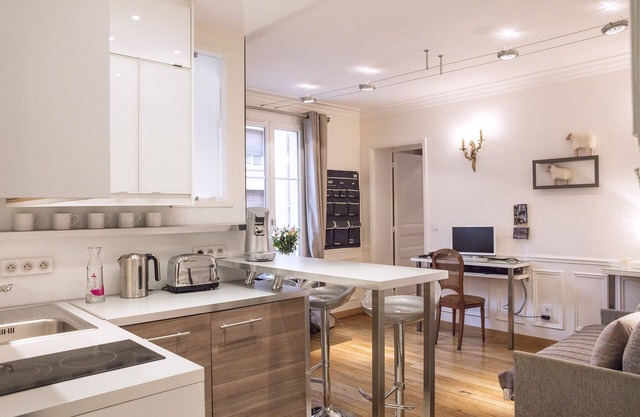 2 ROOMS WITH VIEW IN THE HEART OF THE CONFIDENTIAL MARAIS
