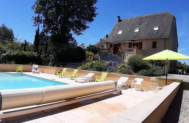 2 steps from the historic center, pleasant, quiet gite with beautiful saltwater swimming pool