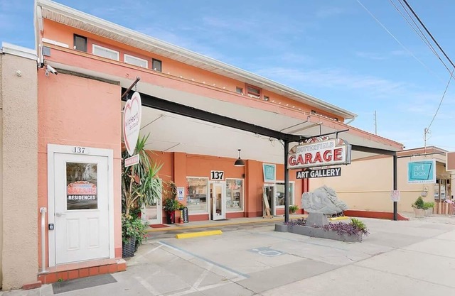 2 Steps to Ice Plant, Apt in Downtown St. Aug