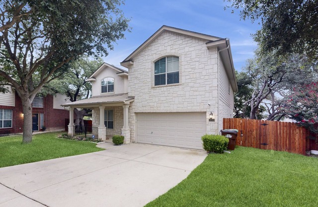 2-story house with back patio, grill, streaming, washer/dryer, & 2 living areas