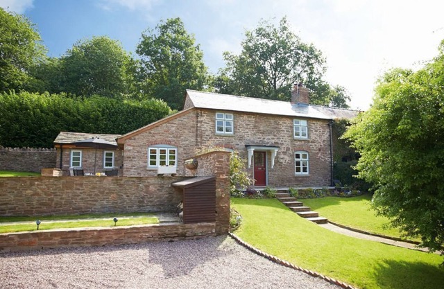 2 The Oaks, 19th century sandstone cottage in a peaceful location between Hereford and Ross-on Wye.