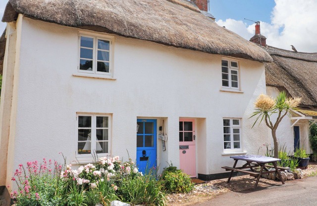 2 THE SQUARE, pet friendly, character holiday cottage in Hope Cove