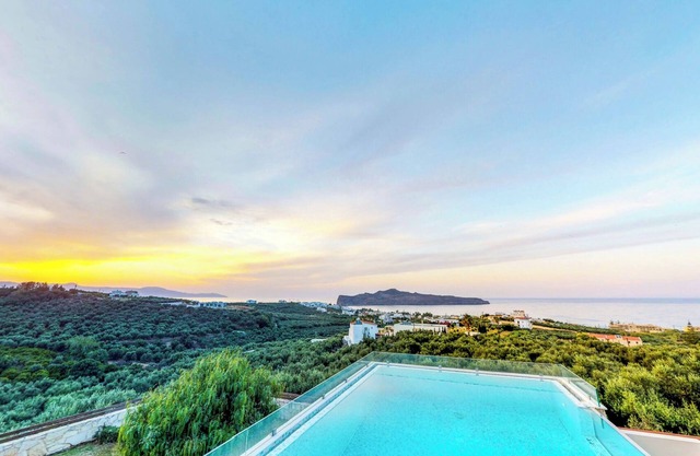 2' to Sandy Beach & Near Chania City/Family-Friendly Villa with Private Pool