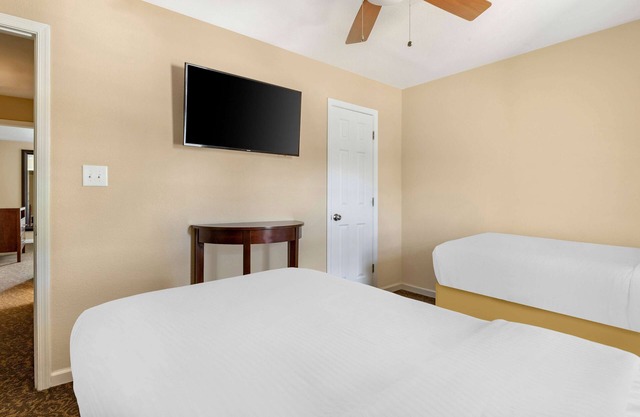 2 Units w/Kitchens Perfect for Families, Onsite Pools, Free Parking!