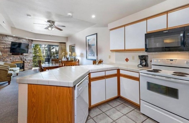 2 Villas in Mountaintop Resort w/Game Room & Full Kitchens – Your Cozy Escape