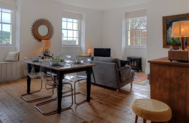2 WOODVILLE, family friendly, luxury holiday cottage in Lyme Regis
