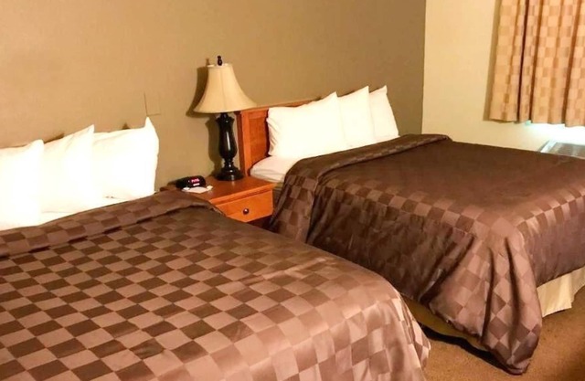 2 x 2 Queen Beds Accommodations at FairBridge Inn & Suites Kellogg