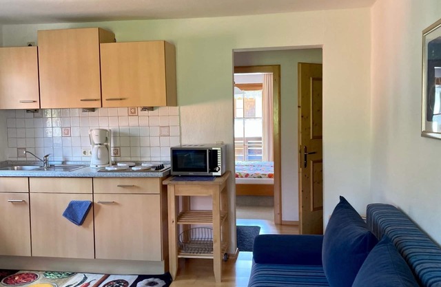 (2) Zwei-Raum-Ferienwohnung 40qm, 1-4 Personen, Extra-Schalfzimmer, Wohnküche, große Balkonterrasse