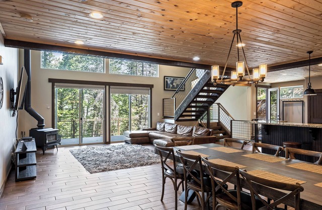 20 Minutes from the Mountain! Family Paradise, Sleeps 14, High-End Interiors